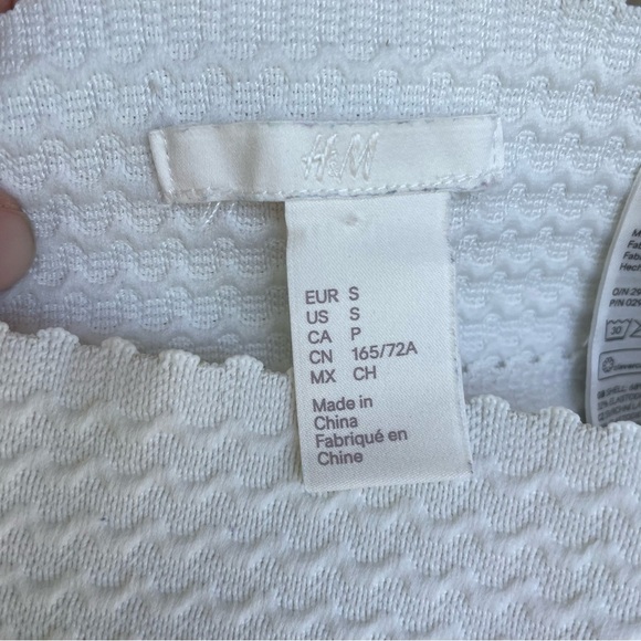 H&M Women’s White Textured Flare Skater Mini Skirt Pull On Size Small - Picture 10 of 11